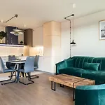 Doki Living By Q4apartments Parking & Foodhall Daire Gdansk