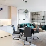 Doki Living By Q4apartments Parking & Foodhall Daire Gdansk