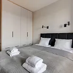 Doki Living By Q4apartments Parking & Foodhall Gdansk